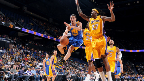 Klay Thompson #11 of the Golden State Warriors passes the ball against Jordan Hill #27 (Getty Images)
