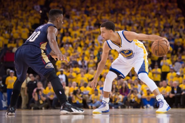 Golden State Warriors guard Stephen Curry (30, right) dribbles the basketball against New Orleans Pelicans guard Norris Cole (30) (USA TODAY Sports)