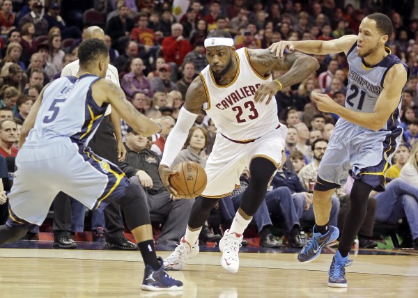 Cleveland Cavaliers' LeBron James (23) drives between Memphis Grizzlies' Courtney Lee (5) and Tayshaun Prince (21).