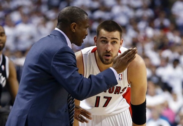 Dwane Casey speaks to Jonas Valanciunas (AP Images)