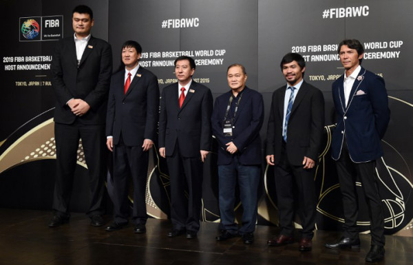 Chinese delegation, basketball star Yao Ming (L), Chinese Olympic Committee vice president Gao Zhidan (2nd L) and vice Mayor of Beijing and China 2019 bid committee chairman Zhang Jiandong (3rd R) and Philippines' delegation, president of Philippines Basketball Manuel V Pangilinan (3rd R), eight-time world boxing champion Emmanuel "Manny" Pacquiao (2nd R) and actor Lou Diamond Phillips (R) pose in a photo session of the media availability in the 2019 FIBA Basketball World Cup host announcement ceremony in Tokyo on August 7, 2015.      AFP PHOTO / TOSHIFUMI KITAMURA