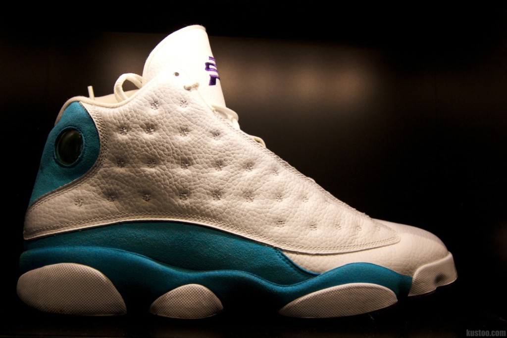 air-jordan-13-cp3-hornets-home